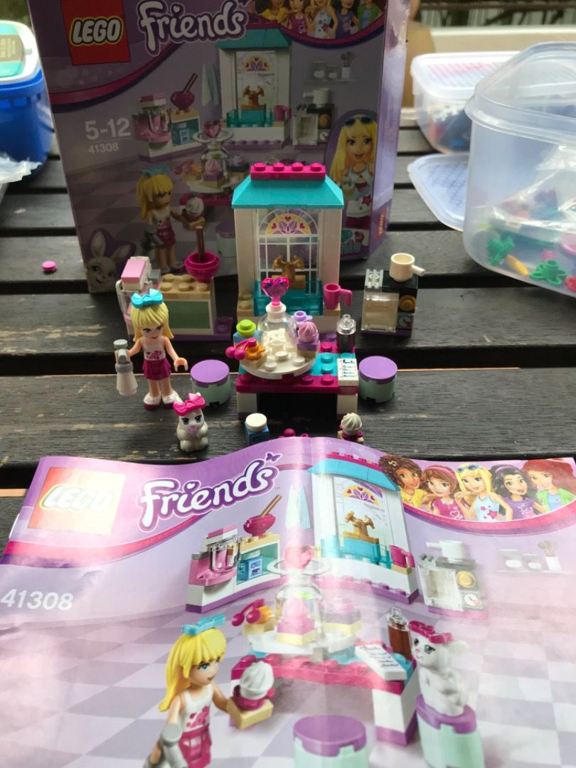 Lego friends stephanie's friendship cakes store