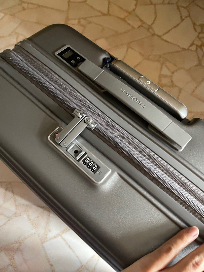 [Samsonite] 25 inch luggage w/ weighing scale, Hobbies & Toys, Travel