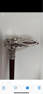 《半價出售》英國製造《鍍銀金屬雕象首紅木手杖》，總長94 cm，95 ％以上新淨。高端手杖，紳士風度，㝢意＂吉祥＂、＂平安＂、＂太平有象＂。是送給父親的最佳禮物。半價出售，恕不議價。