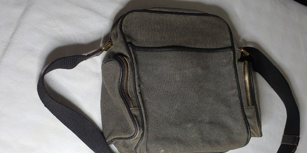 复古包 (Category: Cross-body Bags) located in Singapore. Submitted by May183 (Listing ID 1200844092, Image 3). Description: 30cm*10cm*30cm 520476.