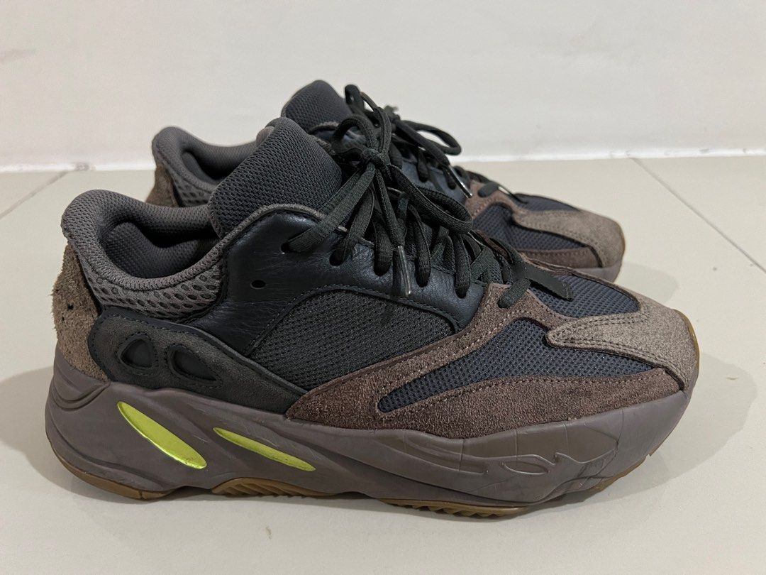 Yeezy 700 43 store