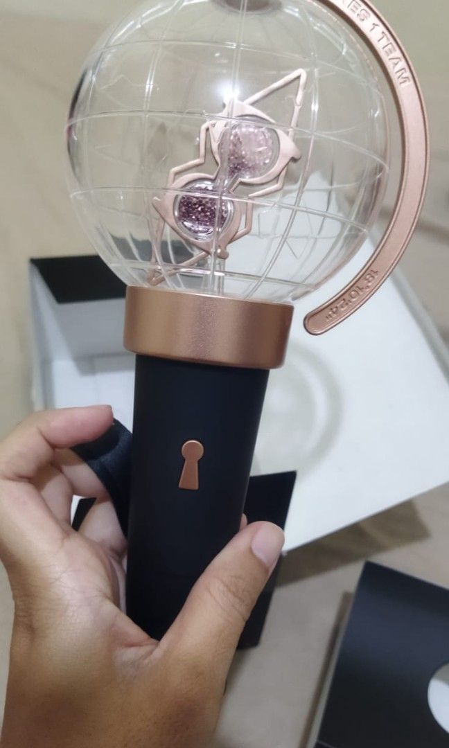 ATEEZ LIGHTSTICK (Version 1), KWave di Carousell