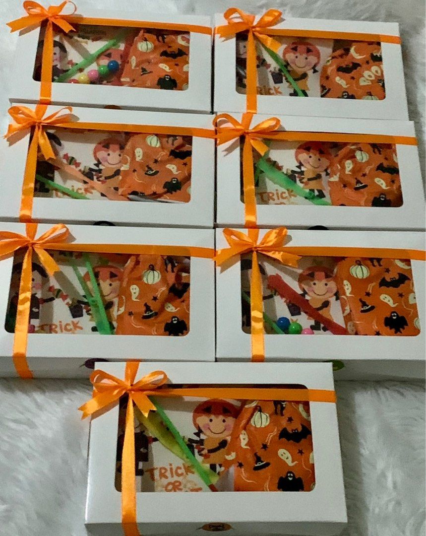 Christmas giveaways/ gifts (Category: Gift Baskets & Hampers) located in Manila. Submitted by littlefashonista (Listing ID 1201003340, Image 3). Description: Christmas bucket starts at 100.00 it depends po sa laman. Pwede rin customized! Pm for interested .