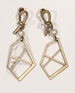 (Category: ) located in . Submitted by declutteringthycloset (Listing ID 1200984289, Image 1). Description: .