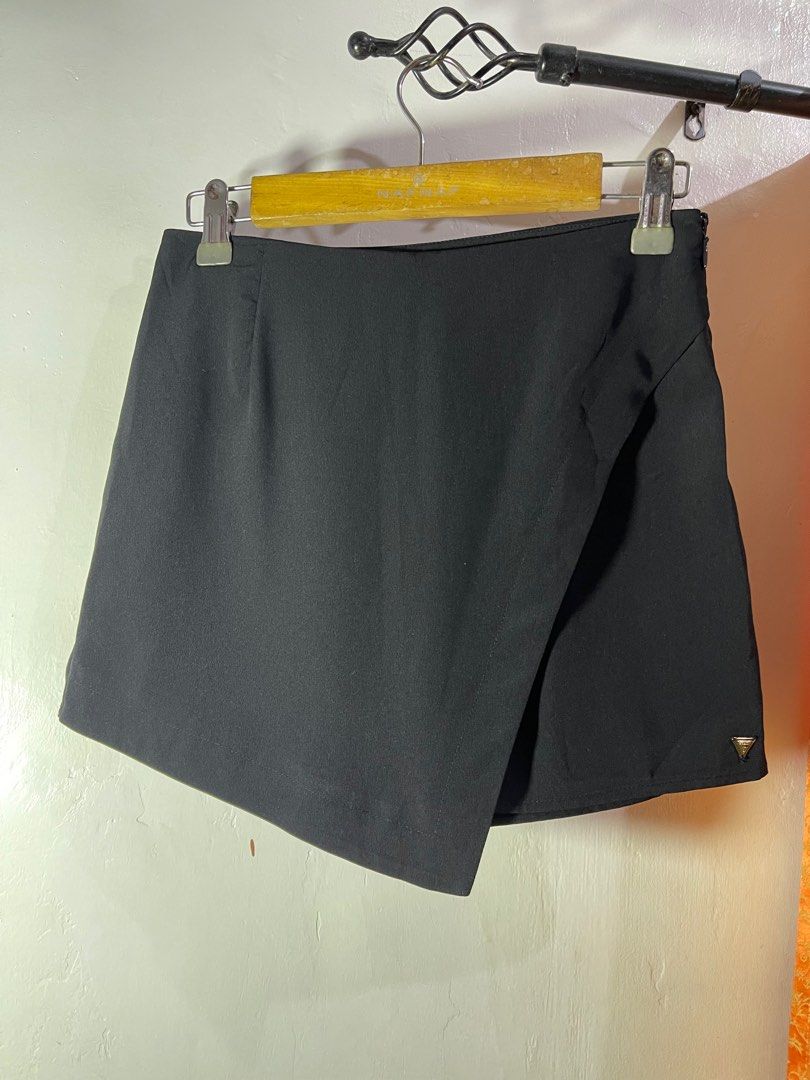 Guess Skort (Category: Other Bottoms) located in Taguig. Submitted by rlg.declutterph (Listing ID 1200992376, Image 1). Description: Xs on Tag 27-28 (Actually kasya hanggang med) 😅 4,800 in pesos Rare!!! Like zara but very nice si guess pg dating dto 🥹 Rfs: DECLUTERRING NO MORE WHEN WORN PHOTOS! .