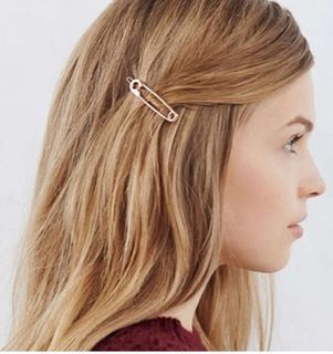 Hairclip (in shape of safety pin)