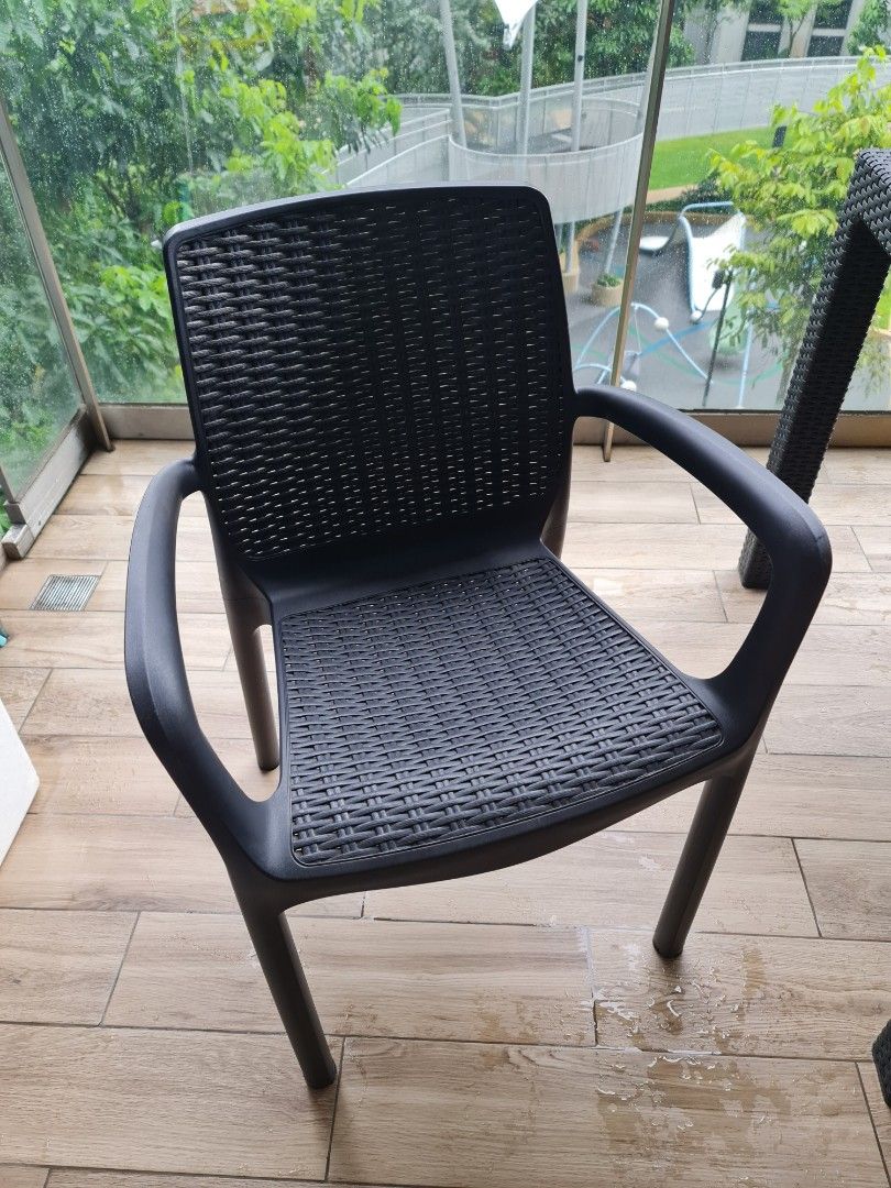 Keter quartet shop table and chairs