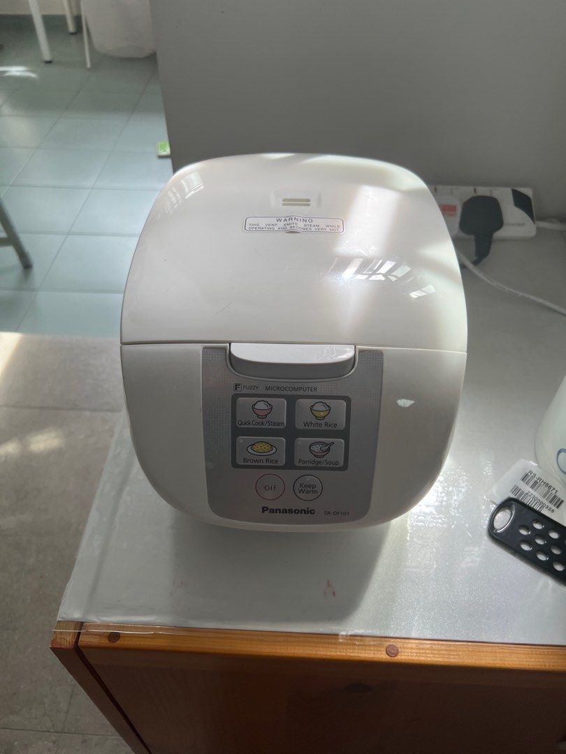 Panasonic rice cooker SRDF101, TV & Home Appliances, Kitchen