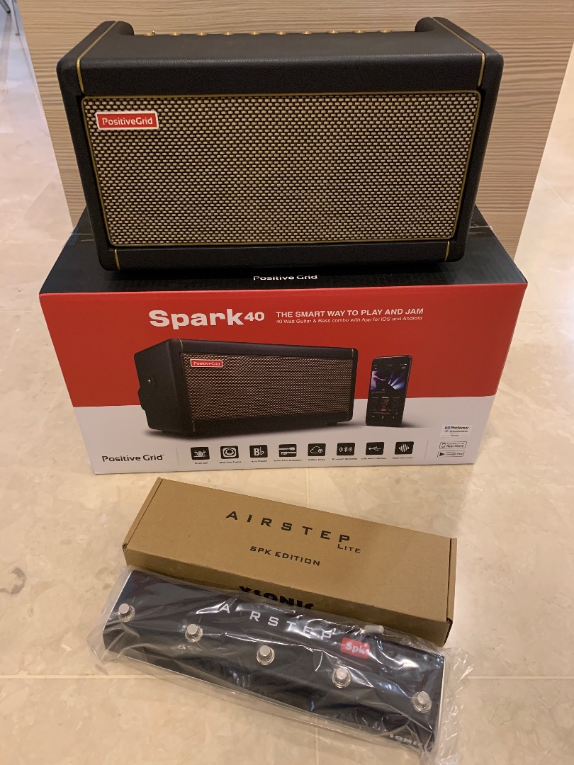 Positive Grid Spark 40 Smart Guitar Amplifier + Footswitch + Bag