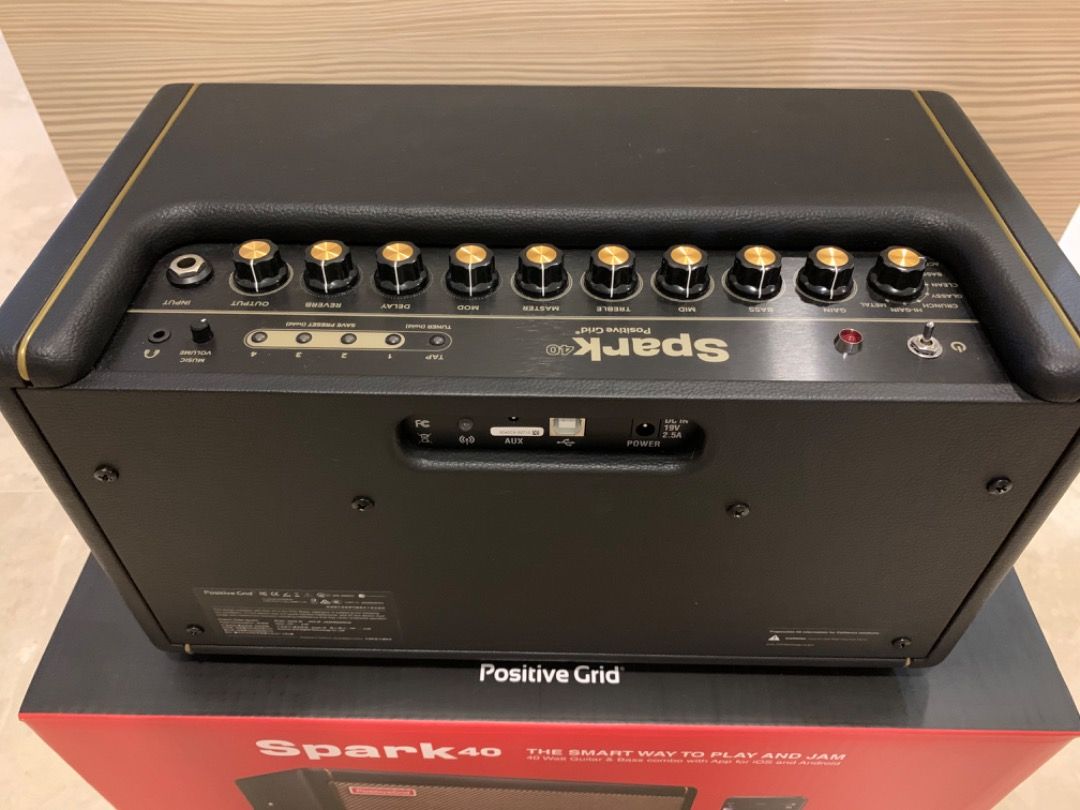 Positive Grid Spark 40 Smart Guitar Amplifier + Footswitch + Bag