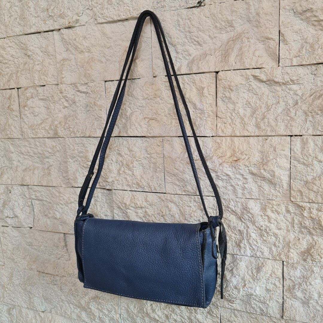 Preloved Sling Shoulder Bag Le Sands Navy Fesyen Wanita Tas Dompet di Carousell