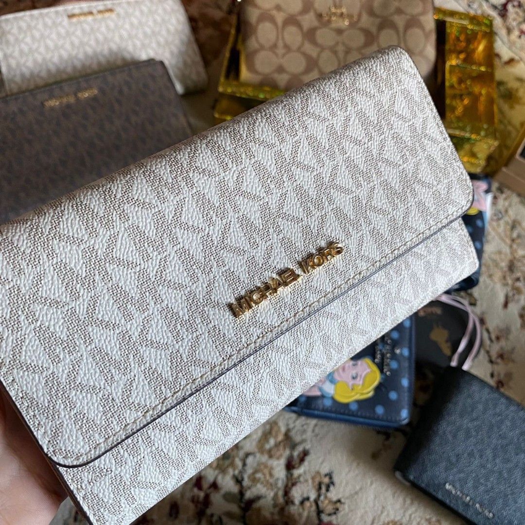 Ready Malaysia Michael Kors Jet Set Travel Large Trifold Wallet in  Signature Vanilla, Women's Fashion, Bags & Wallets, Purses & Pouches on  Carousell