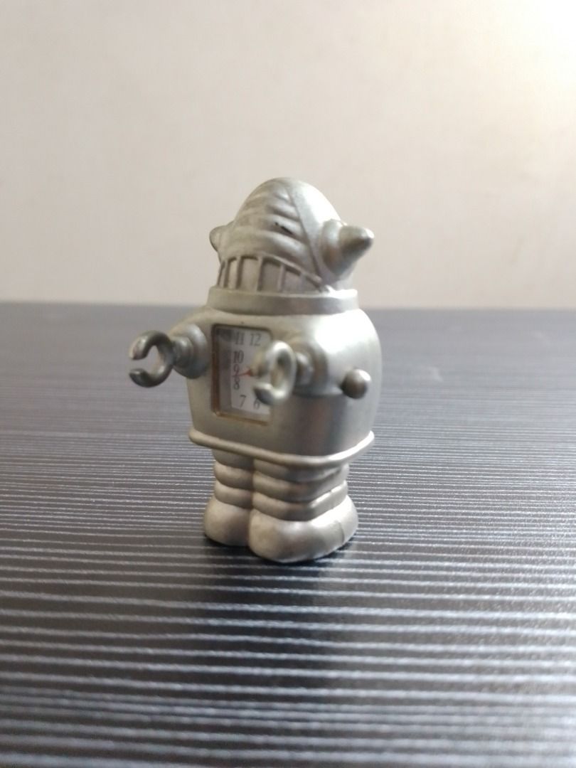 Robot Clock (Category: Clocks) located in Paranaque City. Submitted by donjuan_thegreat (Listing ID 1200985332, Image 1). Description: Item in very good vintage condition Quartz Japanese mechanism Material: Metal Dimensions: H 5.3 cm L 2.3 cm W 3 cm For pick-up in UPS 5 Paranaque or can ship at buyer's expense .