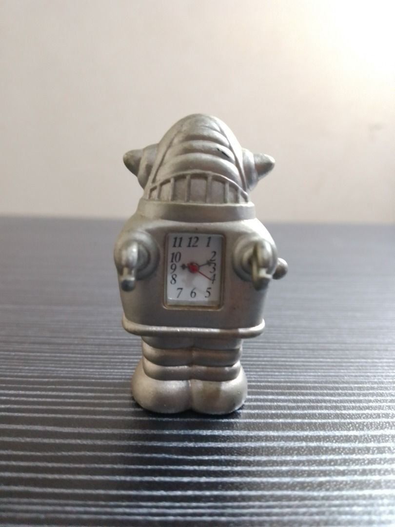Robot Clock (Category: Clocks) located in Paranaque City. Submitted by donjuan_thegreat (Listing ID 1200985332, Image 3). Description: Item in very good vintage condition Quartz Japanese mechanism Material: Metal Dimensions: H 5.3 cm L 2.3 cm W 3 cm For pick-up in UPS 5 Paranaque or can ship at buyer's expense .