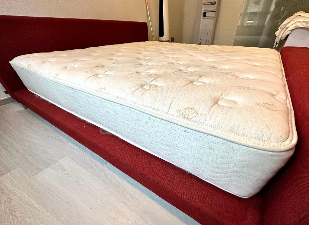 Simmons bed, Furniture & Home Living, Furniture, Bed Frames