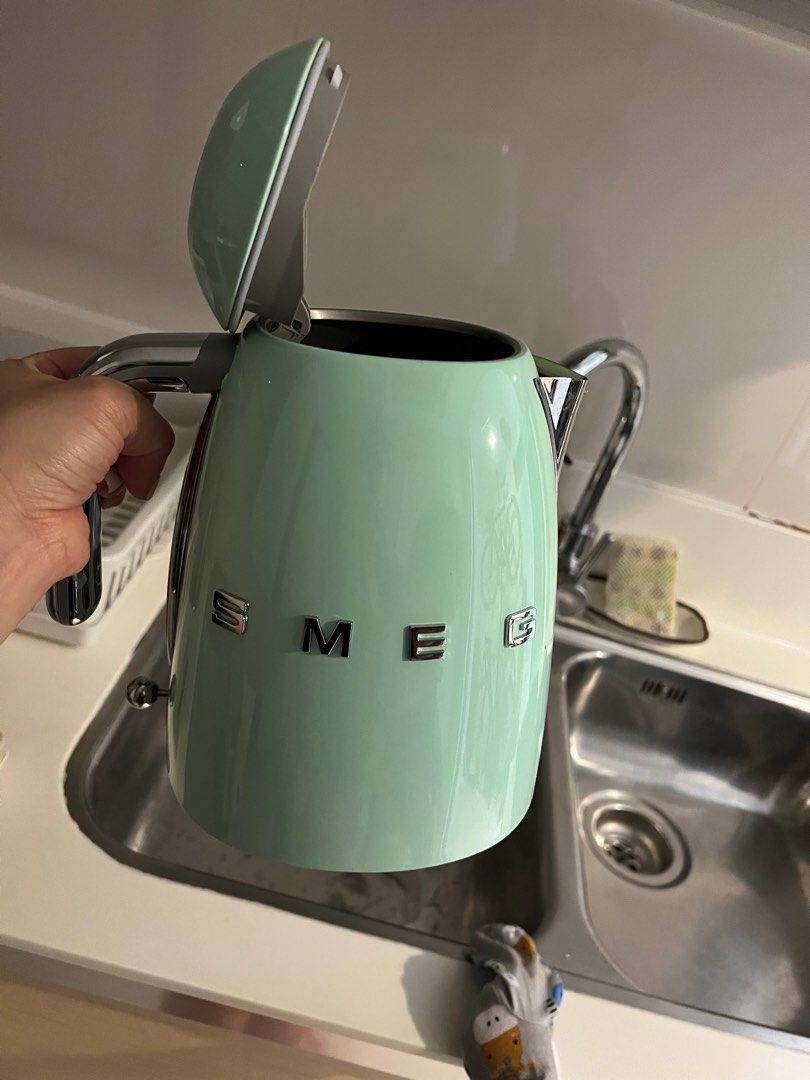 SMEG kettle hardly used, TV & Home Appliances, Kitchen Appliances