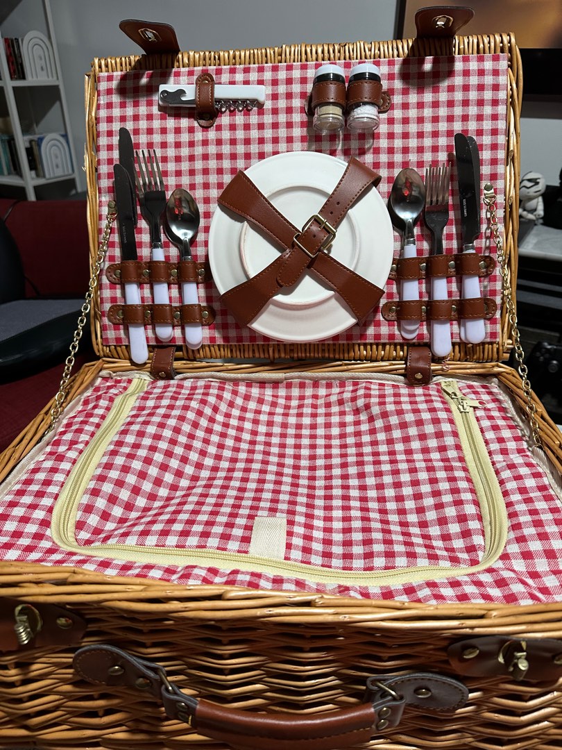 Wicker insulated picnic basket, Furniture & Home Living, Outdoor