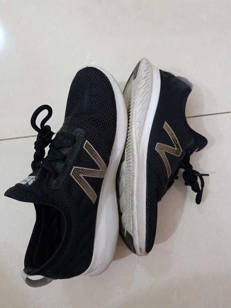Men's coast v4 online fuelcore running shoe