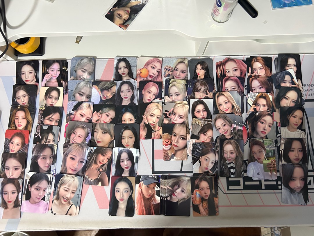 WTS] Loona LOONATHEWORLD trading card, Toys & Collectibles, Fan
