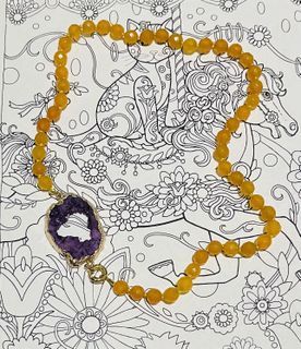Yellow semi precious gemstone 8mm faceted agate toggle gold toned with purple geode slice necklace