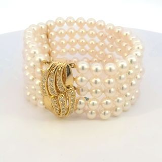 18kyg bracelet with mikimoto pearls and 30 brills. 0.30 carat