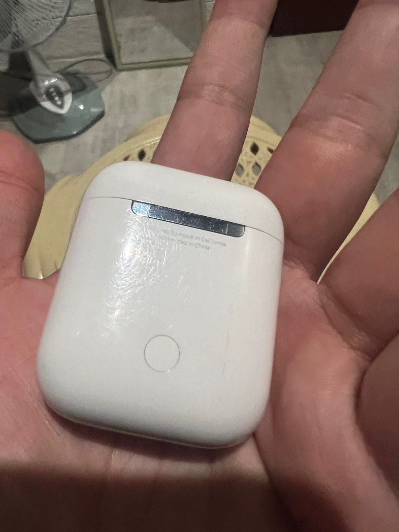 Airpods Gen 1 (Category: Earphones) located in Makati City. Submitted by robitusssinpapi (Listing ID 1201130561, Image 3). Description: Gen 1 Issue: left pod ( mabilis ma lowbatt, after 1 min will disconnect) Right pod and charger case works properly Legit authentic lehitimo original Makati meet ups.
