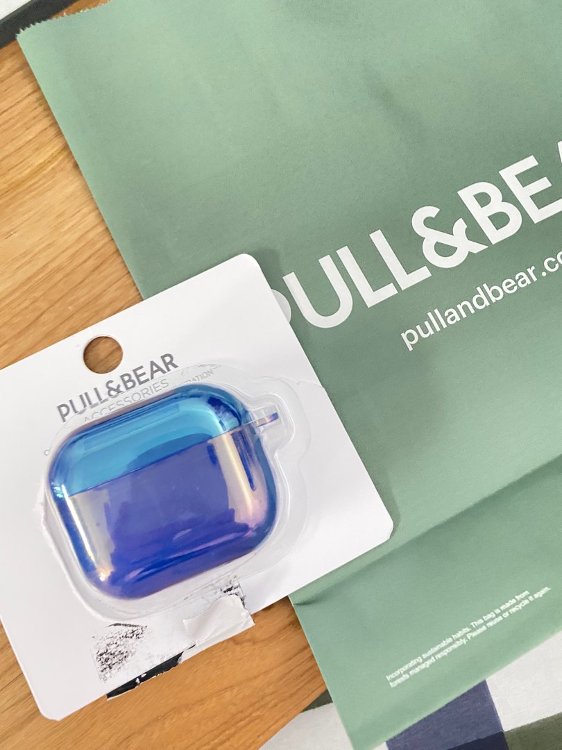 Pull and outlet bear airpods