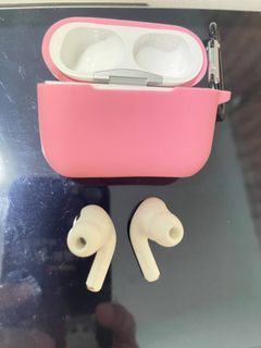 Apple Airpods Pro Gen 1 w/ Wireless Charging Case