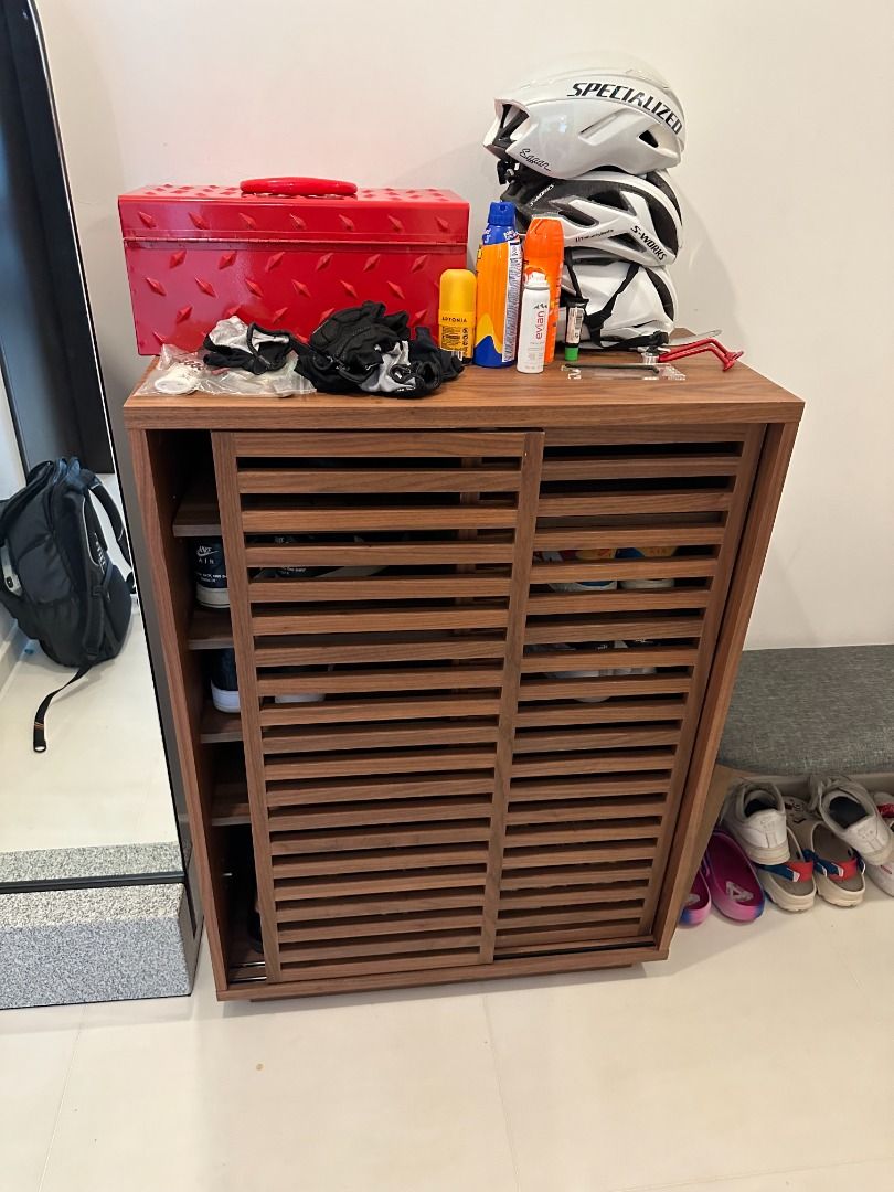 Castlery shoe store cabinet