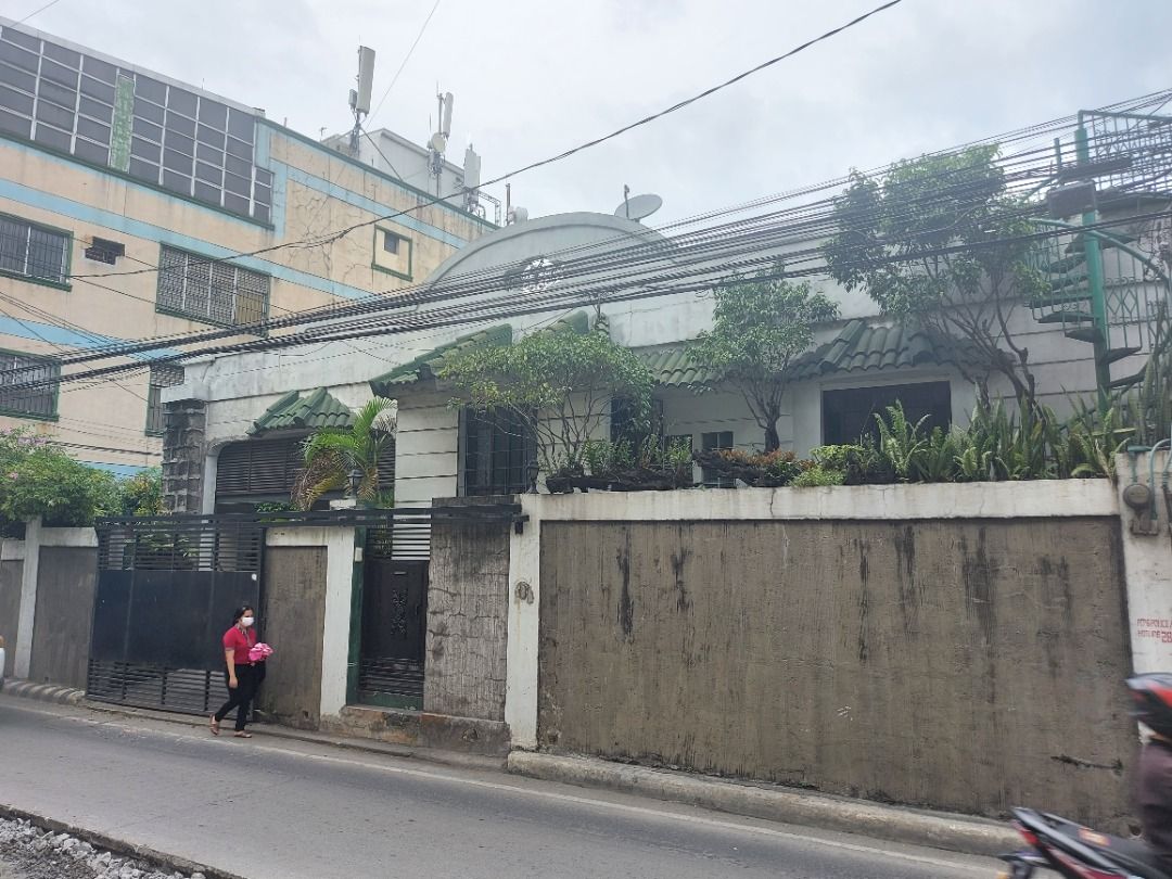 Corner house in lot in Malabon City (with Natural Stone), Property, For