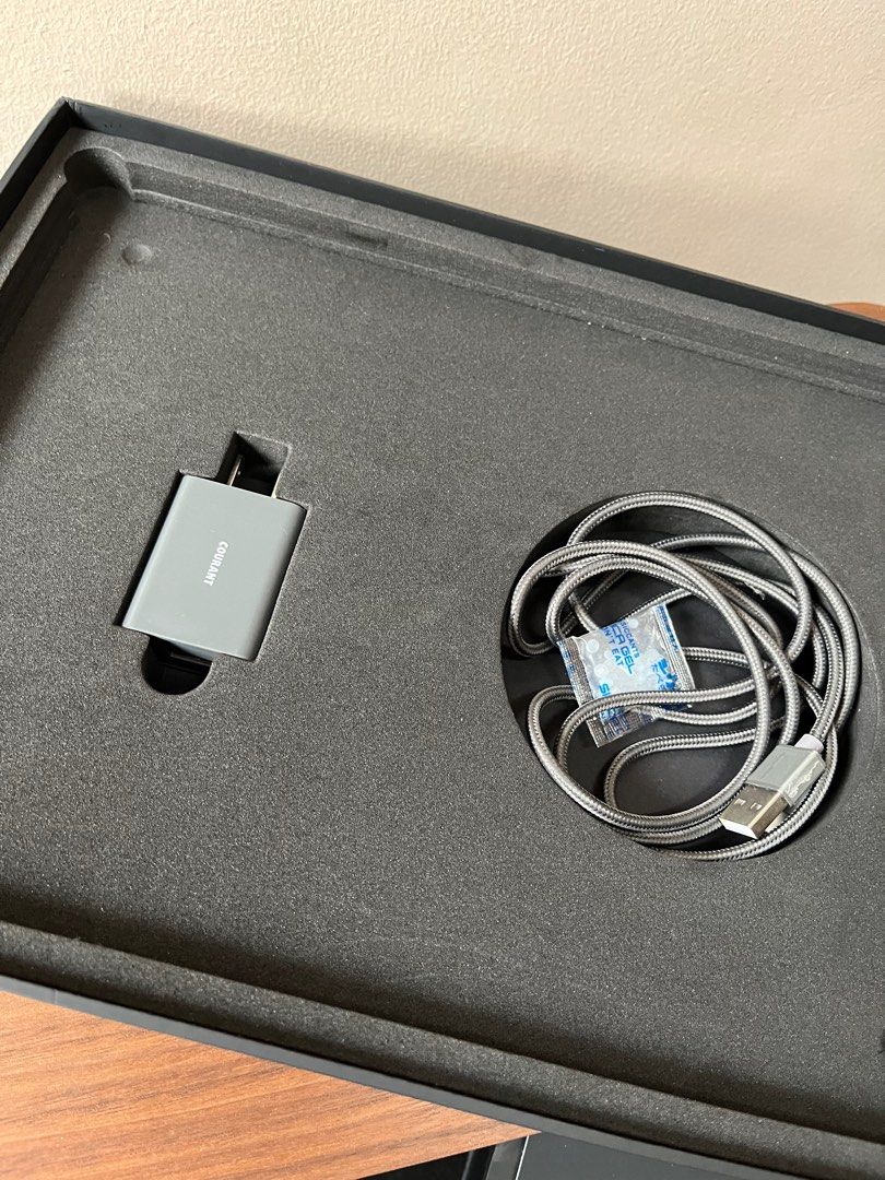 Courant CATCH3 Wireless Charging Accessory Tray, Mobile Phones