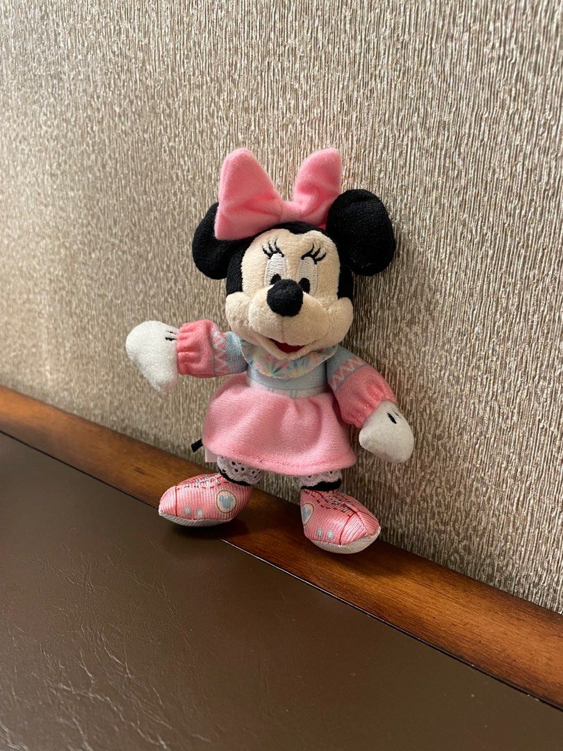 Disney plush bag charm Minnie, 興趣及遊戲, 玩具 & 遊戲類 Carousell