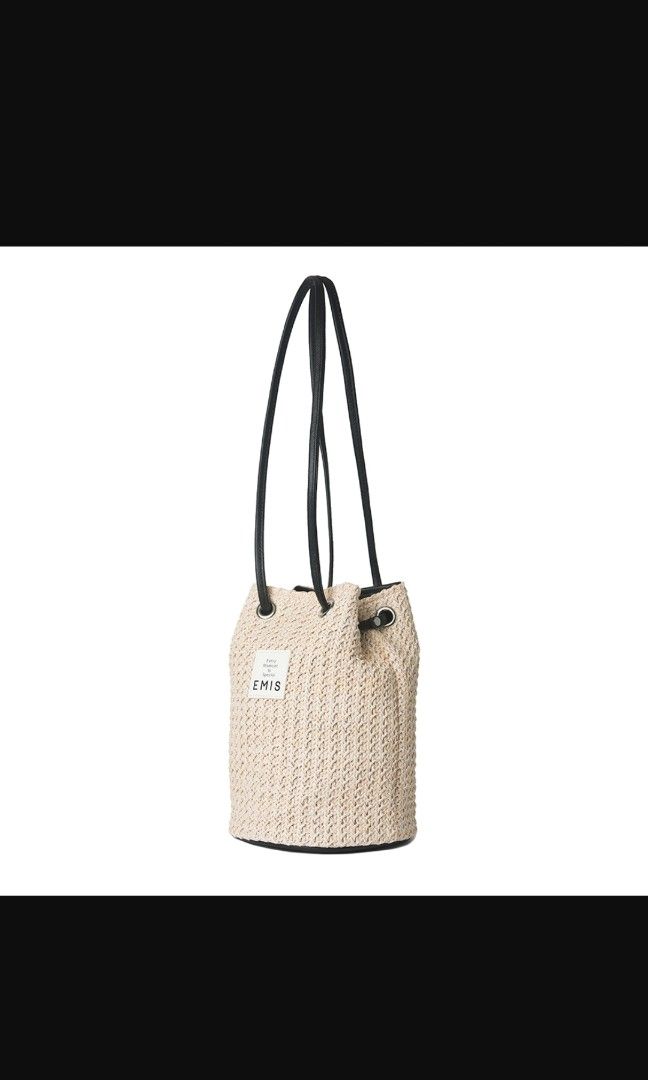 韓國正品EMIS Raffia Bucket Bag 編織袋/水桶包 （分類：手袋及銀包）位於 Hong Kong。 由 wonder_living_room 提交（商品編號 1201040131，圖片 1）。簡介： 有留意開韓星穿搭嘅你應該唔會對出鏡率高嘅EMIS陌生，Raffia Bucket Bag 編織水桶袋， 孭上身真係氣質加倍🥰https://bit.ly/3VSdKx0 EMIS Every Moment Is Special 全新正品由韓國訂貨5-12個工作天， 鍾意就快啲訂啦！韓國嗰邊下架就訂唔到啦 😀。