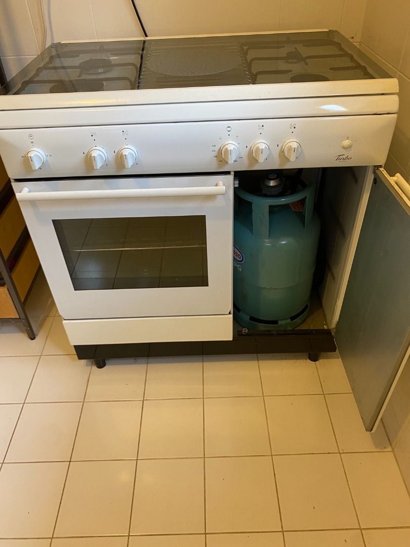 Free standing cooker with oven and gas bottle, TV & Home Appliances