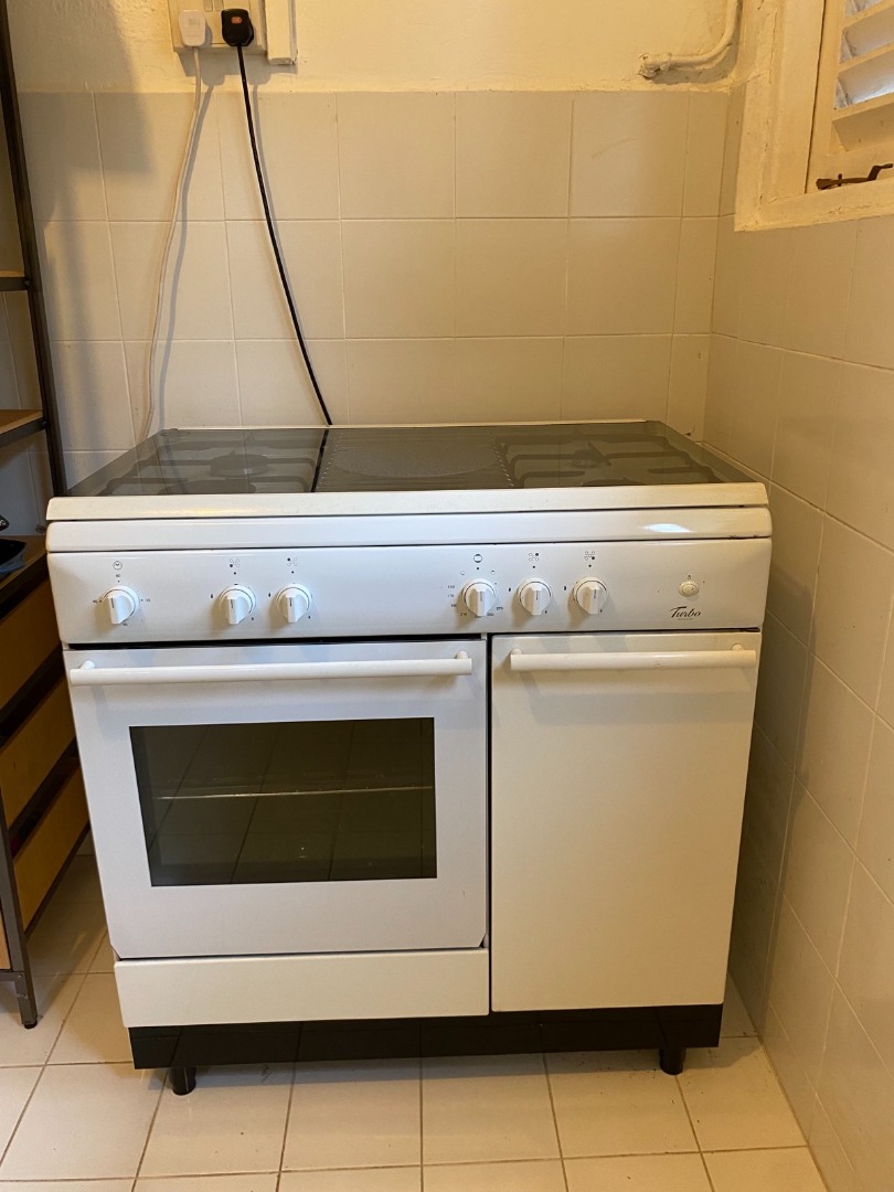 Free standing cooker with oven and gas bottle, TV & Home Appliances