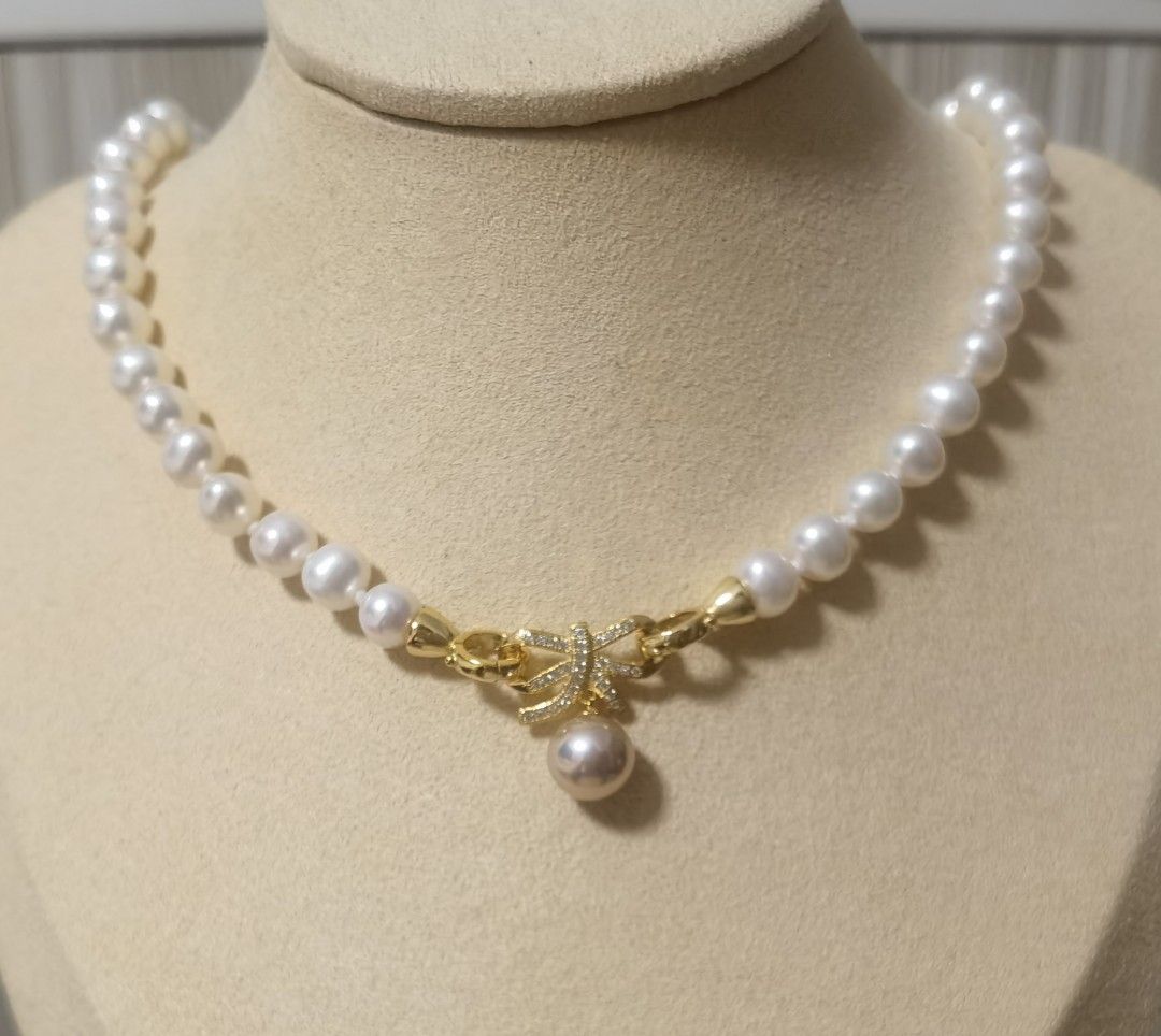 Freshwater pearl necklace with detachable ribbon pearl pendant