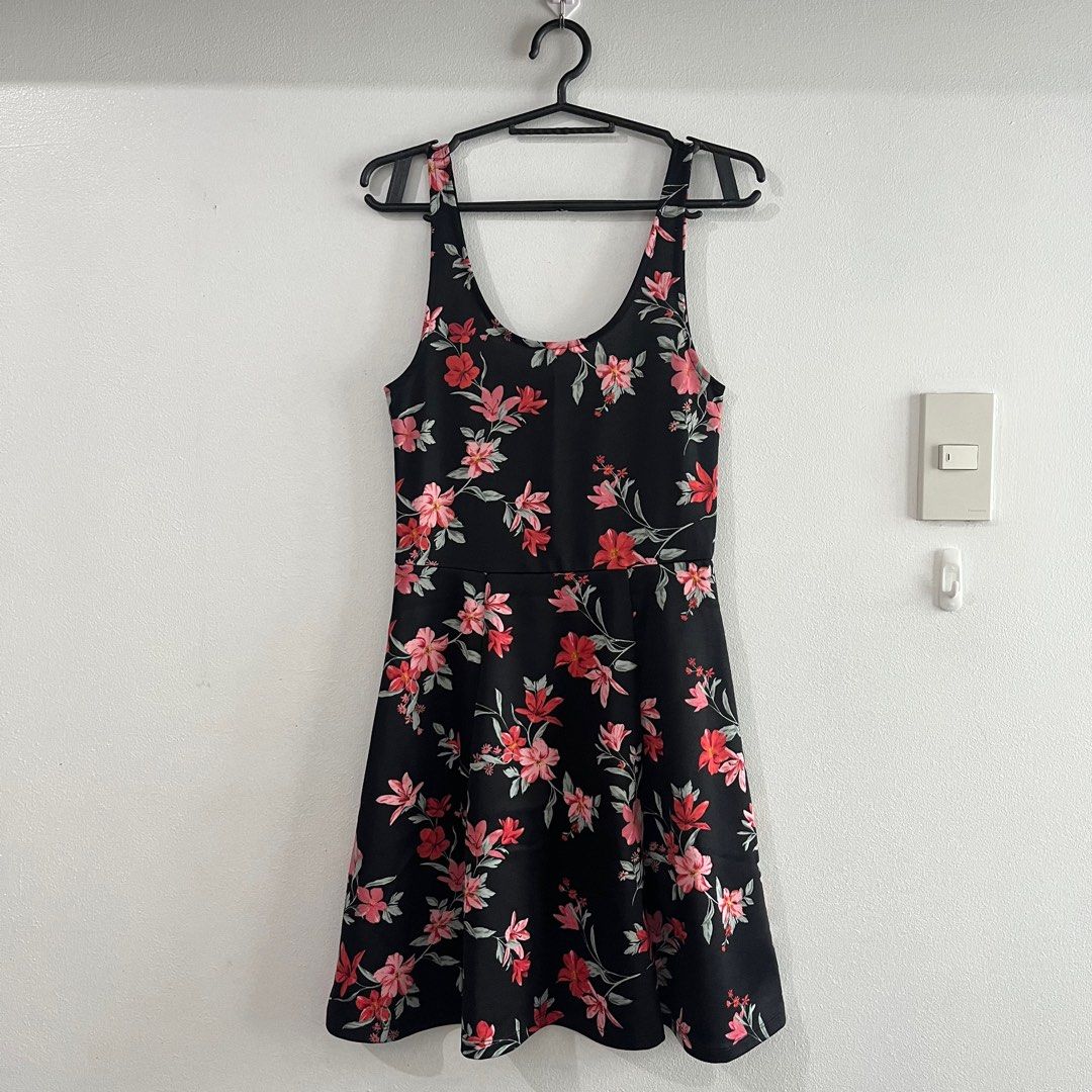 H&M/DIVIDED FLORAL DRESS (Category: Dresses) located in Makati City. Submitted by aceecastillo (Listing ID 1201013414, Image 1). Description: XS to S (size 36 on tag) Condition: 10/10 (used twice) Note: low back.