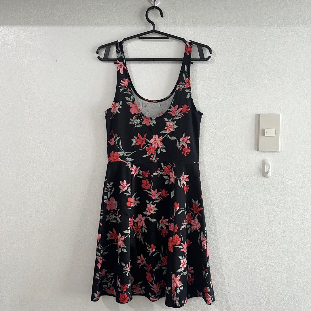 H&M/DIVIDED FLORAL DRESS (Category: Dresses) located in Makati City. Submitted by aceecastillo (Listing ID 1201013414, Image 2). Description: XS to S (size 36 on tag) Condition: 10/10 (used twice) Note: low back.