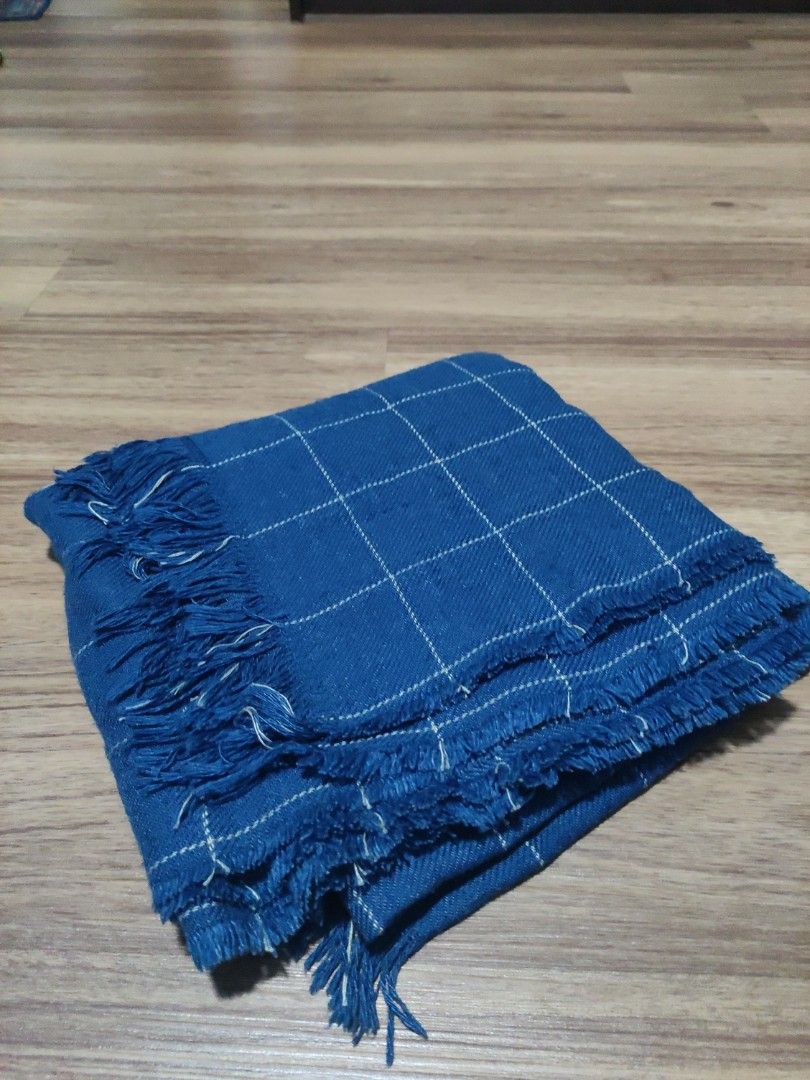 Varkrage throw shop