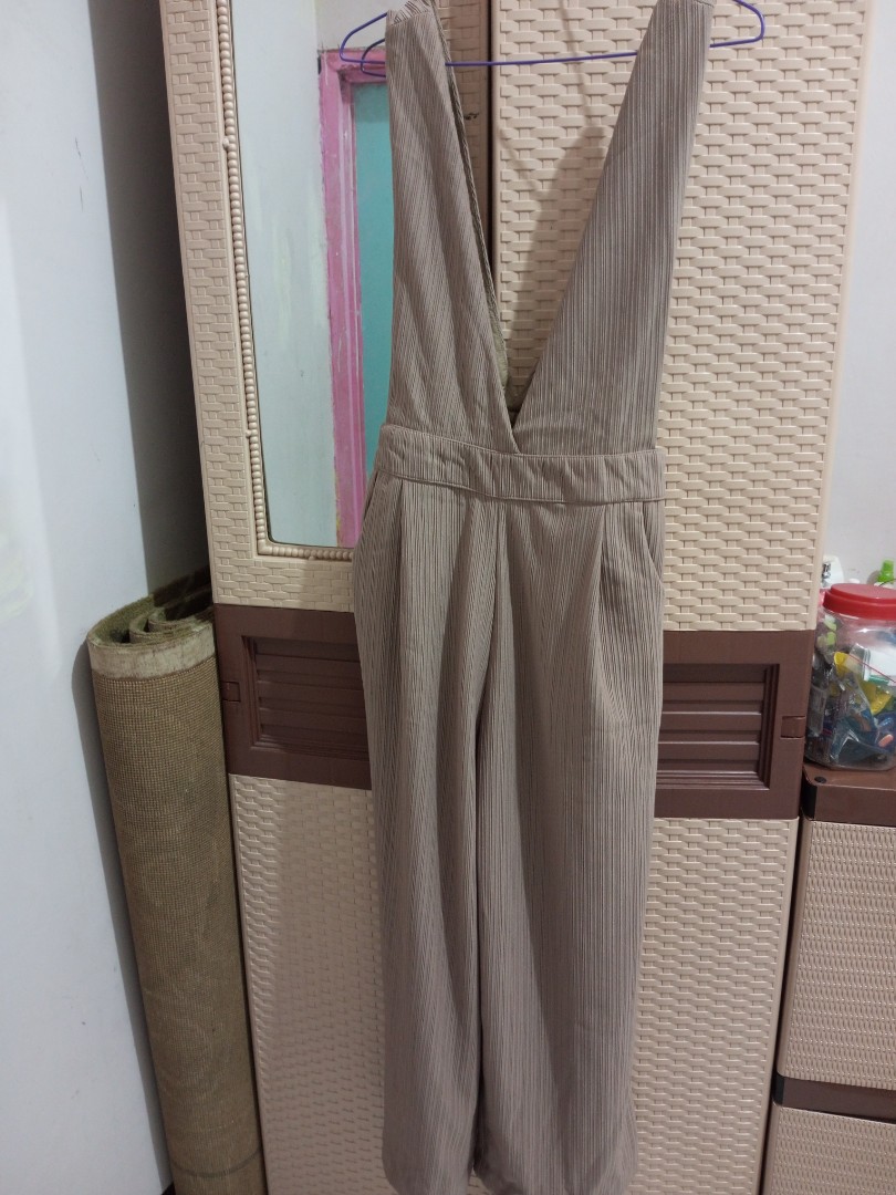 Jumpsuits Details Fesyen Wanita Pakaian Wanita Jumpsuits Di Carousell