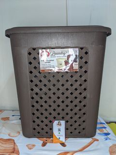 Laundry basket with cover