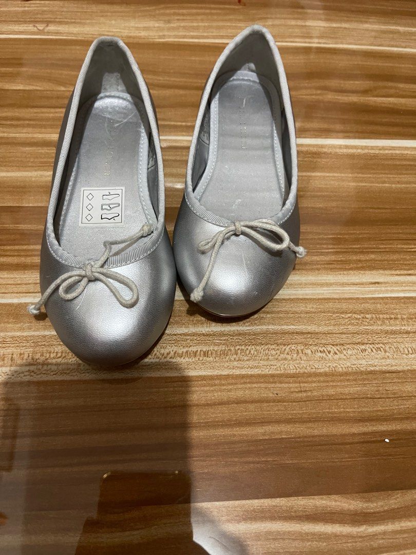 Ralph Lauren Kid shoes (Category: Babies & Kids Fashion) located in Taguig. Submitted by rlg.declutterph (Listing ID 1201016869, Image 1). Description: Sinukat lang & try i-walk ng daughter ko suddenly masikip saknya Us 11 but perfect sa US10 lang na fit 17cm .