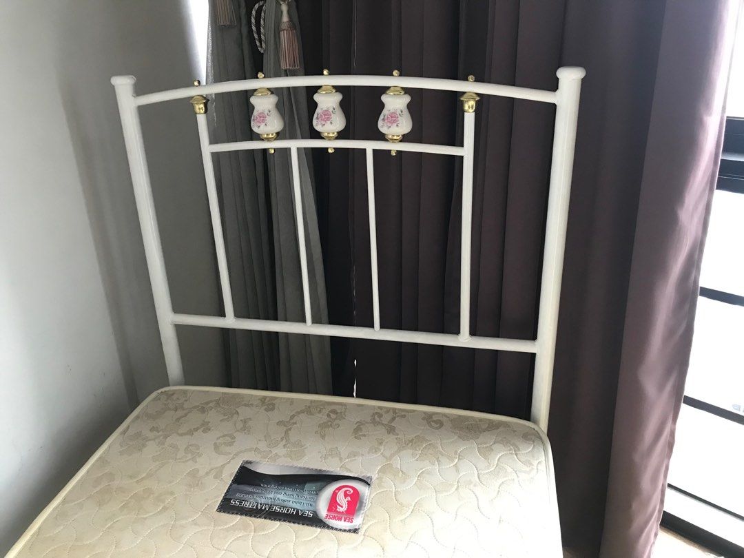 Single Bed (Category: Bed Frames & Mattresses) located in Singapore. Submitted by thinkthankthonk (Listing ID 1201103601, Image 3). Description: 194 cm x 93 cm Self collect pls at S679977.