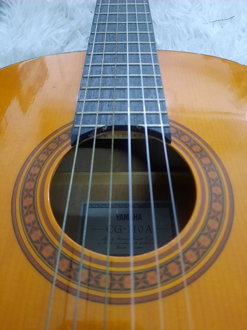 Yamaha nylon string classical guitar, Hobbies & Toys, Music & Media