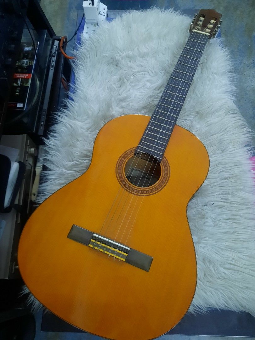 Yamaha nylon string classical guitar, Hobbies & Toys, Music & Media