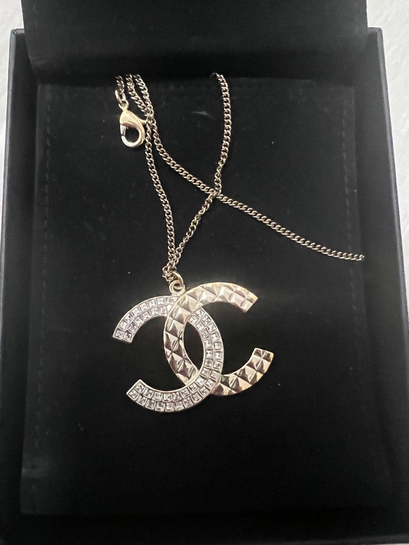 chanel sign necklace