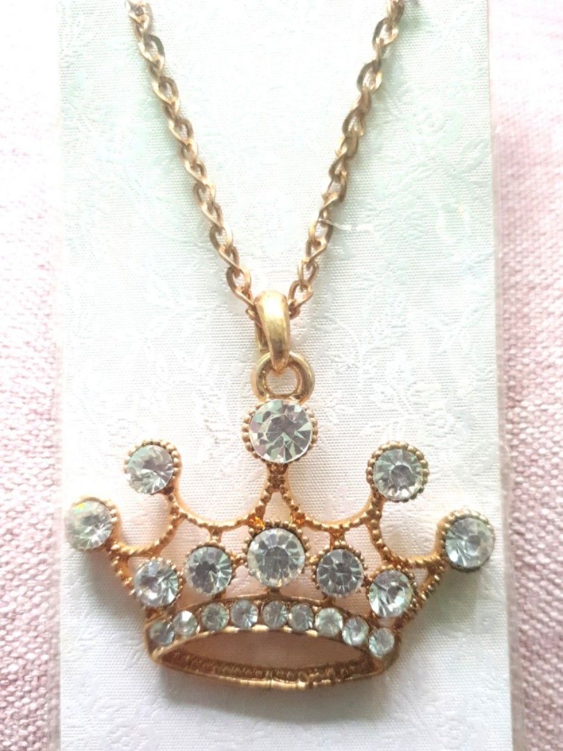 Queen sales locket gold