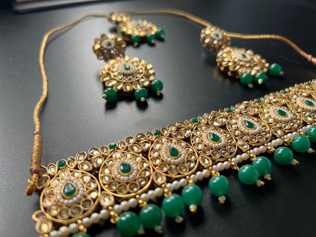 Choker with cheap green stone