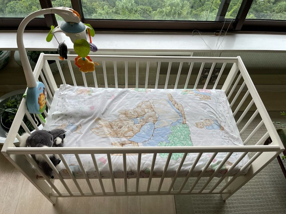 IKEA baby crib & mobile, 兒童＆孕婦用品, 兒童傢具, 兒童傢具 嬰兒床 Carousell