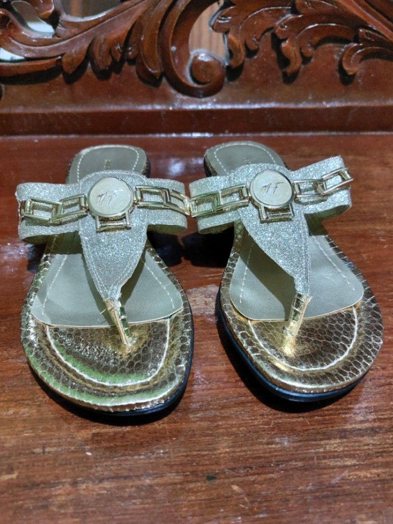 Marc fisher sales amina thong sandals